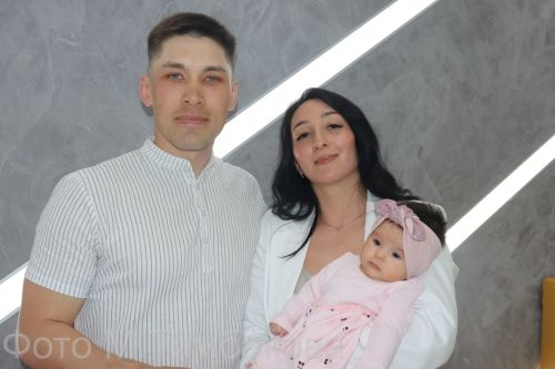 Сегодня в Молодёжном центре «Тау» прошло торжественное чествование 26 новорождённых, появившихся на свет в 2026 году