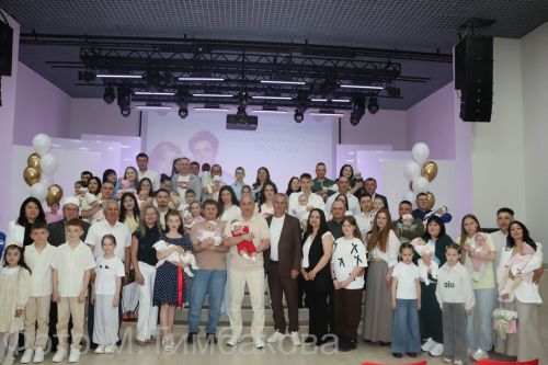 Сегодня в Молодёжном центре «Тау» прошло торжественное чествование 26 новорождённых, появившихся на свет в 2026 году
