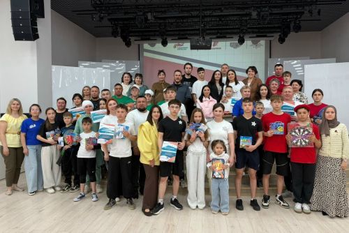 В Молодёжном центре состоялось спортивно‑патриотическое мероприятие «Семейная зарница», в котором приняли участие 8 семей