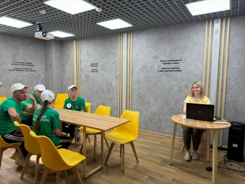 В Молодёжном центре состоялось спортивно‑патриотическое мероприятие «Семейная зарница», в котором приняли участие 8 семей