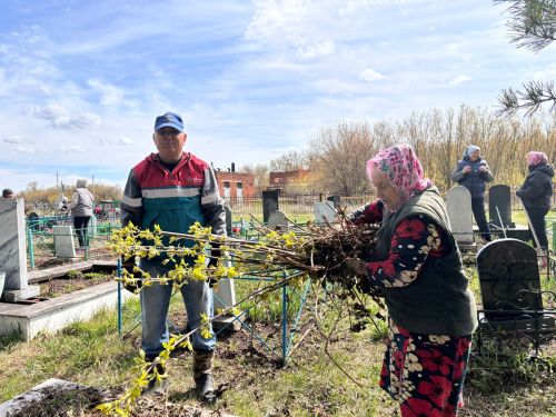 В Азнакаевском районе продолжаются субботники