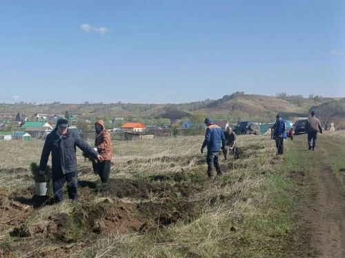 В Азнакаевском районе продолжаются субботники