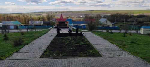 В Азнакаевском районе продолжаются субботники