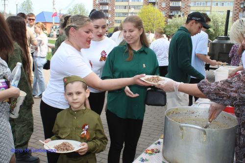 В поселке Актюбинский прошло торжественное мероприятие, посвященное 81-й годовщине Великой Победы