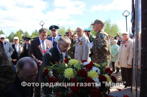 В Азнакаево возложили цветы к памятнику Неизвестному солдату