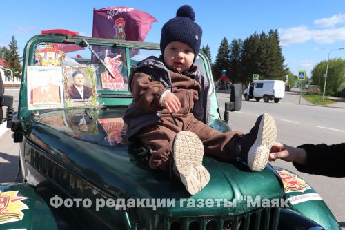 На площади Победы в Азнакаево возложили венки и цветы к мемориальному комплексу