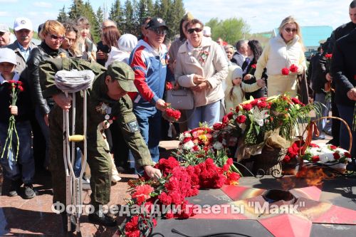 На площади Победы в Азнакаево возложили венки и цветы к мемориальному комплексу