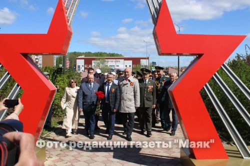 В Азнакаево возложили цветы к памятнику Неизвестному солдату
