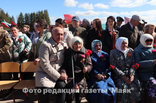 На площади Победы в Азнакаево возложили венки и цветы к мемориальному комплексу