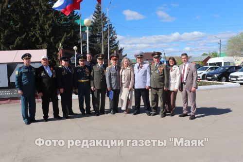 На площади Победы в Азнакаево возложили венки и цветы к мемориальному комплексу
