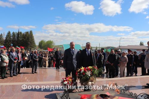 На площади Победы в Азнакаево возложили венки и цветы к мемориальному комплексу