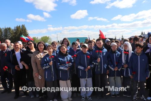 На площади Победы в Азнакаево возложили венки и цветы к мемориальному комплексу