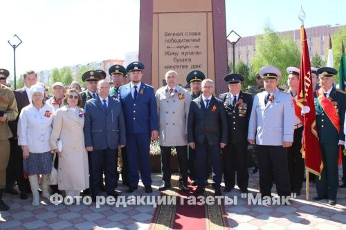 В Азнакаево возложили цветы к памятнику Неизвестному солдату