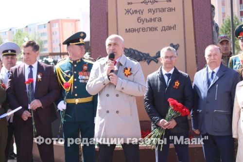 В Азнакаево возложили цветы к памятнику Неизвестному солдату