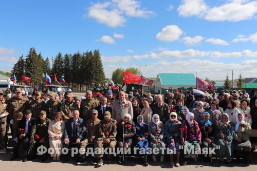 На площади Победы в Азнакаево возложили венки и цветы к мемориальному комплексу