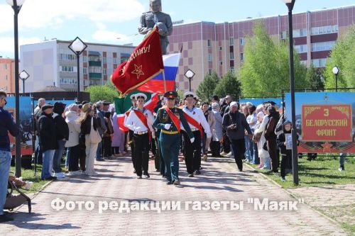 В Азнакаево возложили цветы к памятнику Неизвестному солдату