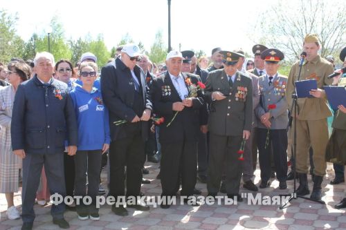 В Азнакаево возложили цветы к памятнику Неизвестному солдату