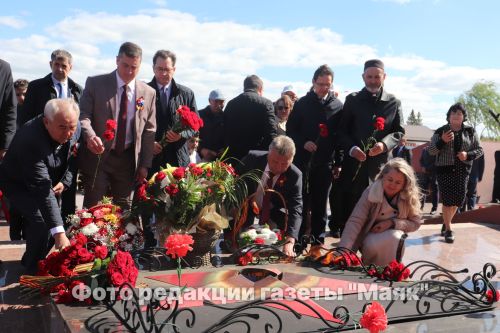 На площади Победы в Азнакаево возложили венки и цветы к мемориальному комплексу