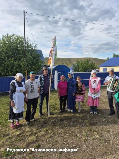 Песни, гармонь и подарки: в деревне Мяндей прошел обряд «Сөрән сугу»