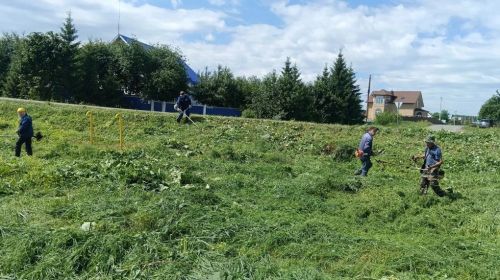 Жители поселка Яна Юл вышли на субботник