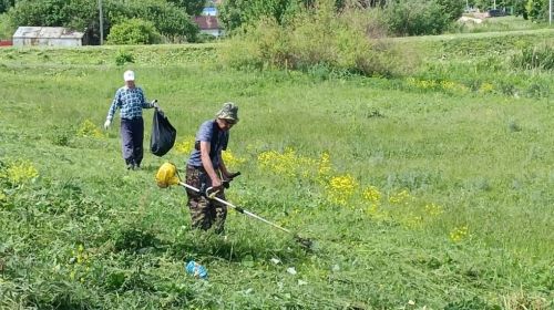 Жители поселка Яна Юл вышли на субботник
