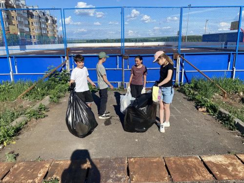 Дети подают пример: в ТОС № 3 прошёл семейный субботник по благоустройству двора