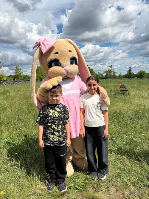 Урманай авылының хәрби егете  балаларга бәйрәм бүләге ясаган