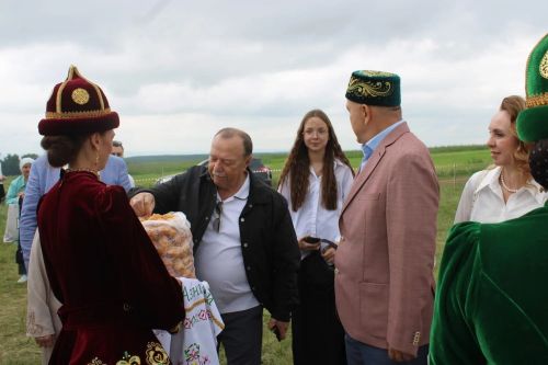 Азнакайда халыклар дуслыгы һәм милли моңнар бәйрәме - Чатыр тау җыены гөрләде
