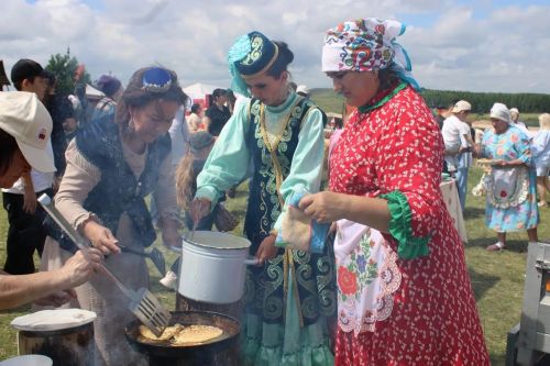 Азнакайда халыклар дуслыгы һәм милли моңнар бәйрәме - Чатыр тау җыены гөрләде
