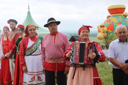 Азнакайда халыклар дуслыгы һәм милли моңнар бәйрәме - Чатыр тау җыены гөрләде