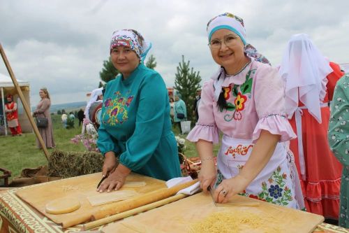 Азнакайда халыклар дуслыгы һәм милли моңнар бәйрәме - Чатыр тау җыены гөрләде