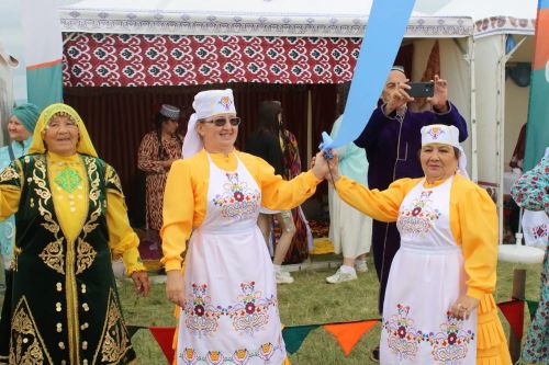 Азнакайда халыклар дуслыгы һәм милли моңнар бәйрәме - Чатыр тау җыены гөрләде