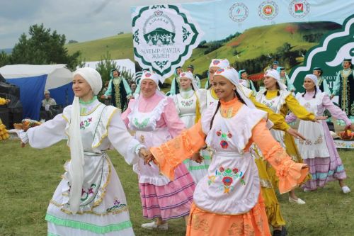 Азнакайда халыклар дуслыгы һәм милли моңнар бәйрәме - Чатыр тау җыены гөрләде