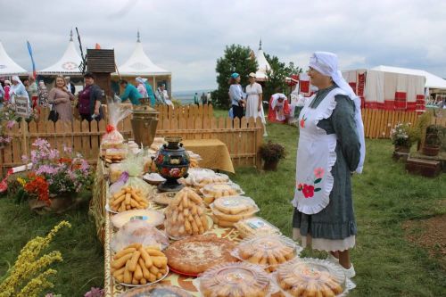 Азнакайда халыклар дуслыгы һәм милли моңнар бәйрәме - Чатыр тау җыены гөрләде