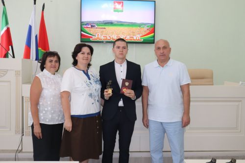 Гордость района: в Азнакаево чествовали медалистов
