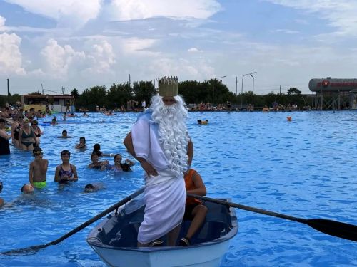 «Море эмоций, спорт и семейный отдых»: в городском бассейне отпраздновали День Нептуна