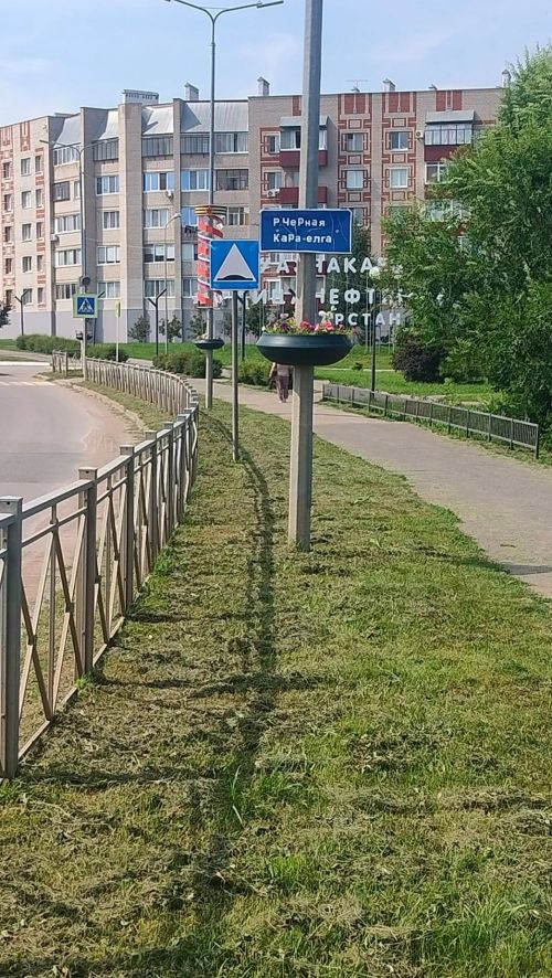 Зеленый наряд города: сотрудники АО «МППБиО +» готовят улицы к лету