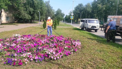 Зеленый наряд города: сотрудники АО «МППБиО +» готовят улицы к лету