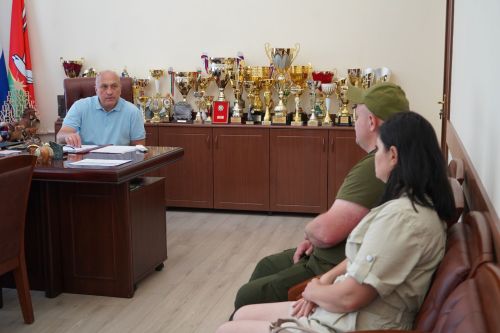 Геройлар янәшәдә