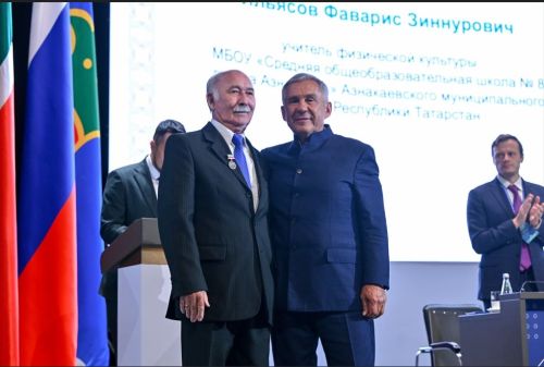 Учитель из Азнакаево удостоен звания „Народный учитель Республики Татарстан»