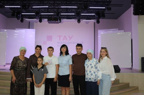 В Молодёжном центре «ТАУ» торжественно вручили паспорта юным жителям района