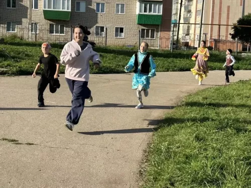 Забег в национальных костюмах: в Азнакаево  День республики отметили спортивно
