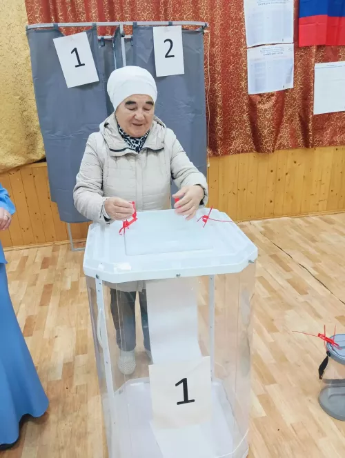 Мәндәй авылында иң беренче булып Илгизә абыстай тавыш бирде