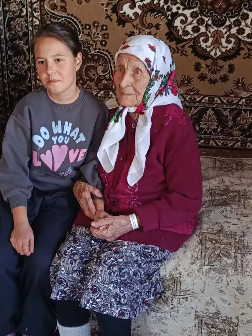 Кәкре Елга авылында яшәүче гасыр чордашы Хаҗия апа Баһаветдинова да үз тавышын өйдә бирде