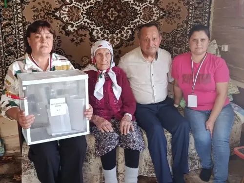 Кәкре Елга авылында яшәүче гасыр чордашы Хаҗия апа Баһаветдинова да үз тавышын өйдә бирде