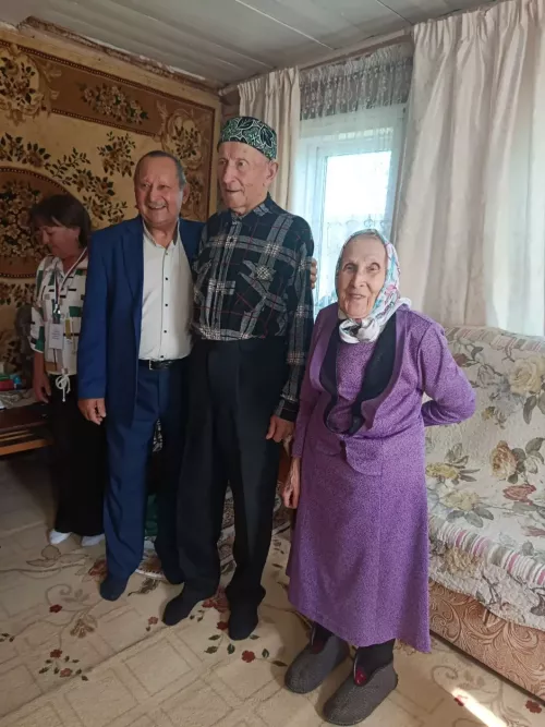 Кәкре Елга авылында Гөлсинә һәм Әмир Әхмәтовлар өйләрендә тавыш бирделәр