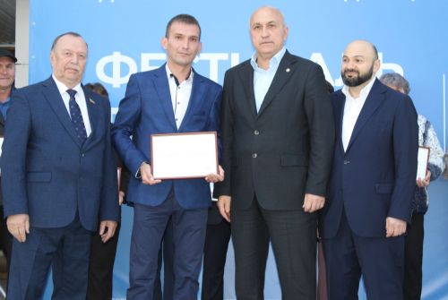 Нефтьче, укытучы, төзүче, табиблар: Азнакайда хезмәт батырларына хөрмәт күрсәттеләр