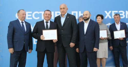 Нефтьче, укытучы, төзүче, табиблар: Азнакайда хезмәт батырларына хөрмәт күрсәттеләр