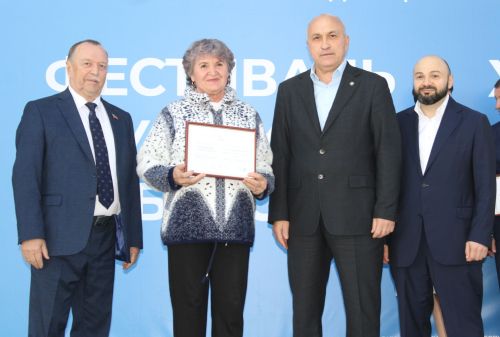 Нефтьче, укытучы, төзүче, табиблар: Азнакайда хезмәт батырларына хөрмәт күрсәттеләр