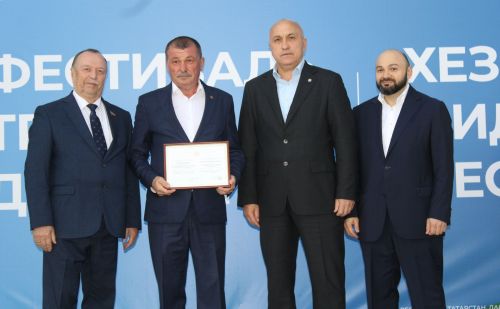 Нефтьче, укытучы, төзүче, табиблар: Азнакайда хезмәт батырларына хөрмәт күрсәттеләр